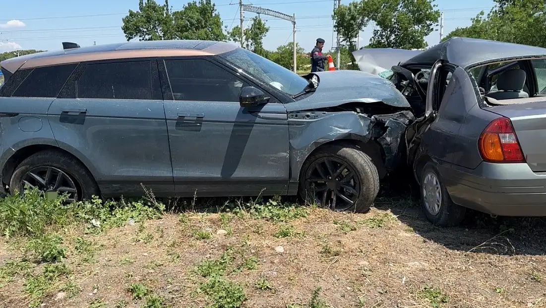 Balıkesir'de cip ile otomobil çarpıştı: 1 ölü, 2 yaralı