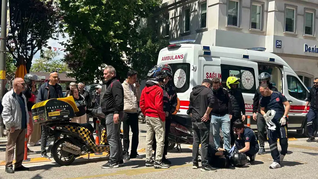 Bandırma'da motosikletli kurye kazada yaralandı