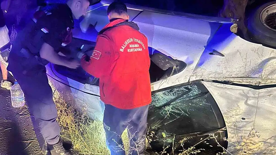 Burhaniye'de otomobil tek taraflı kazaya karıştı: 3 kişi yaralandı