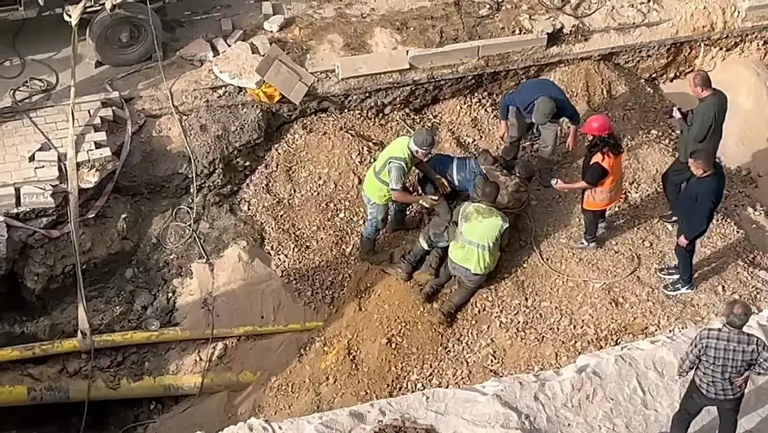 Bursa'da altyapı çalışmaları sırasında toprak altında kalan işçi ağır yaralandı
