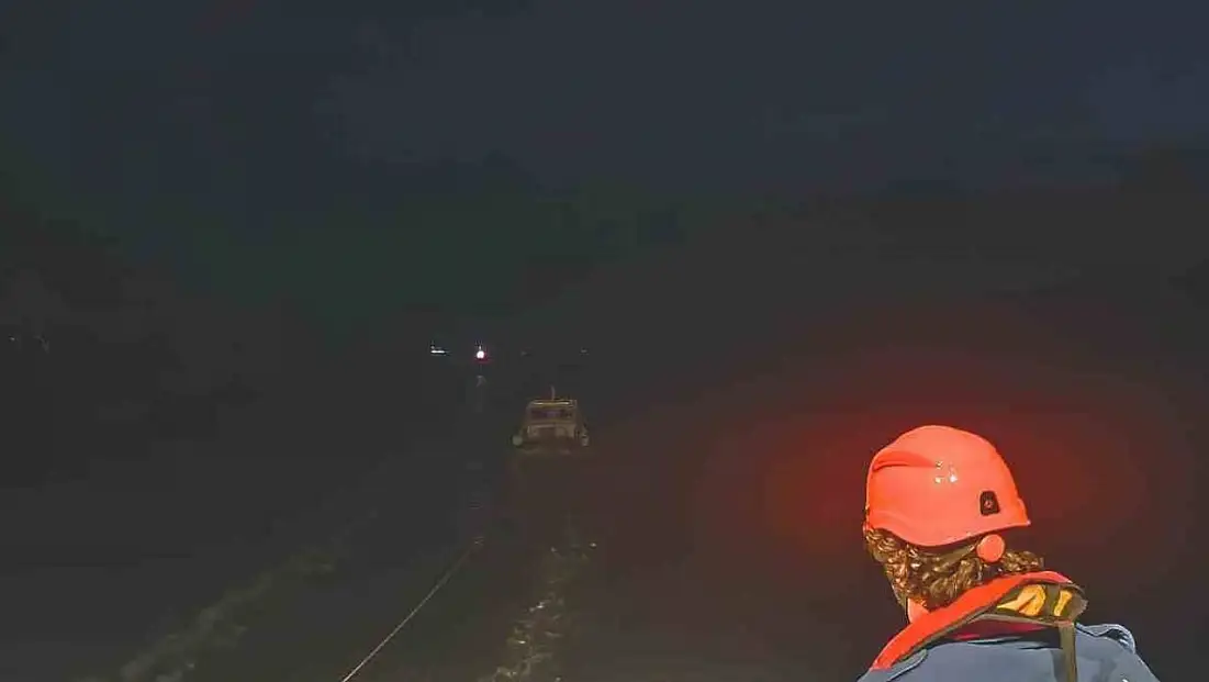 Çanakkale Boğazı'nda makine arızası yapan tekne yedeklenerek çekildi