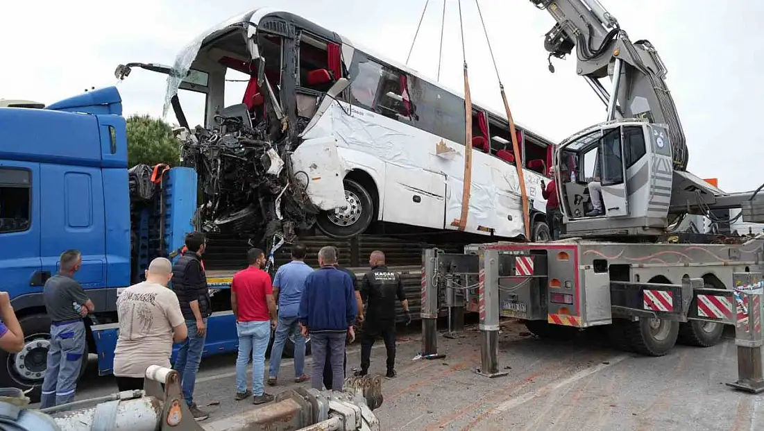 Çanakkale'de 8 kişinin öldüğü kazada enkaza dönen otobüs vinç yardımıyla olay yerinden kaldırıldı
