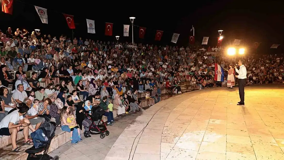 Denizli  Büyükşehirin halk dansları festivali kentin dört bir yanında devam ediyor