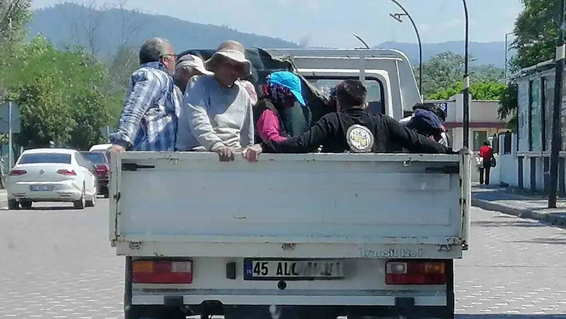 Kamyonet kasasında tehlikeli yolculuk