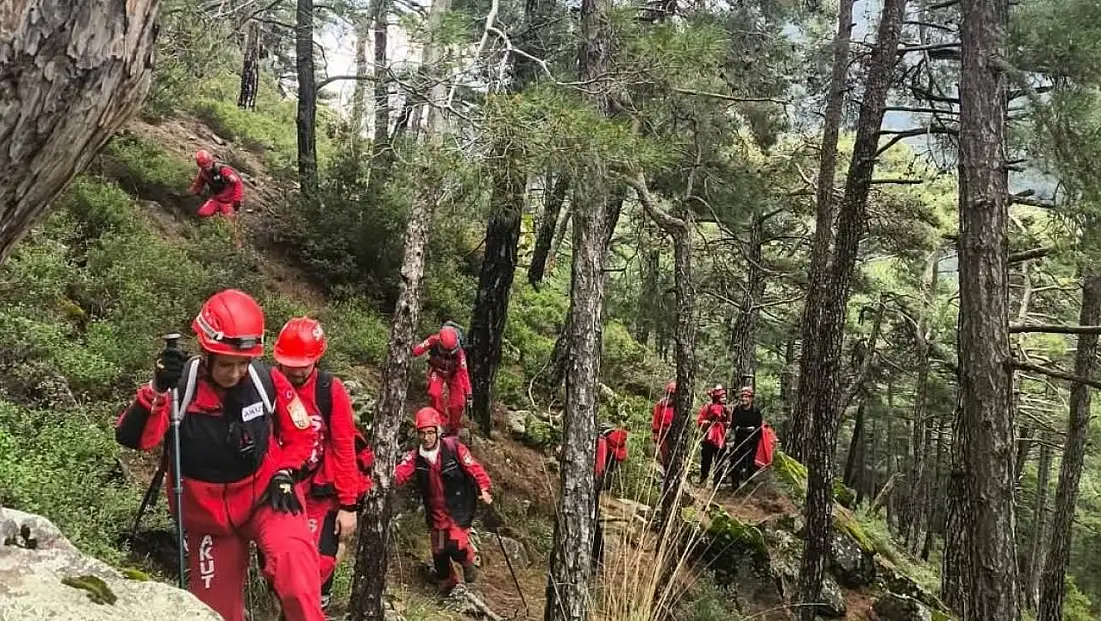 Kayıp dağcının cansız bedeni düştüğü uçurumdan helikopterle alındı