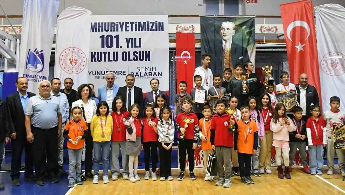 Manisa'da 29 Ekim Satranç Turnuvası'nda ödüller sahiplerini buldu