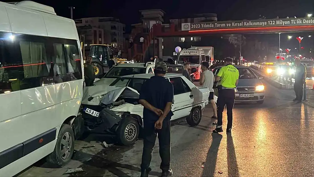 Manisa'da 4 araçlı zincirleme trafik kazası: 9 yaralı