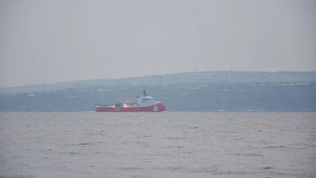 'Barbaros Hayrettin Paşa' sismik araştırma gemisi Çanakkale Boğazı'ndan geçti