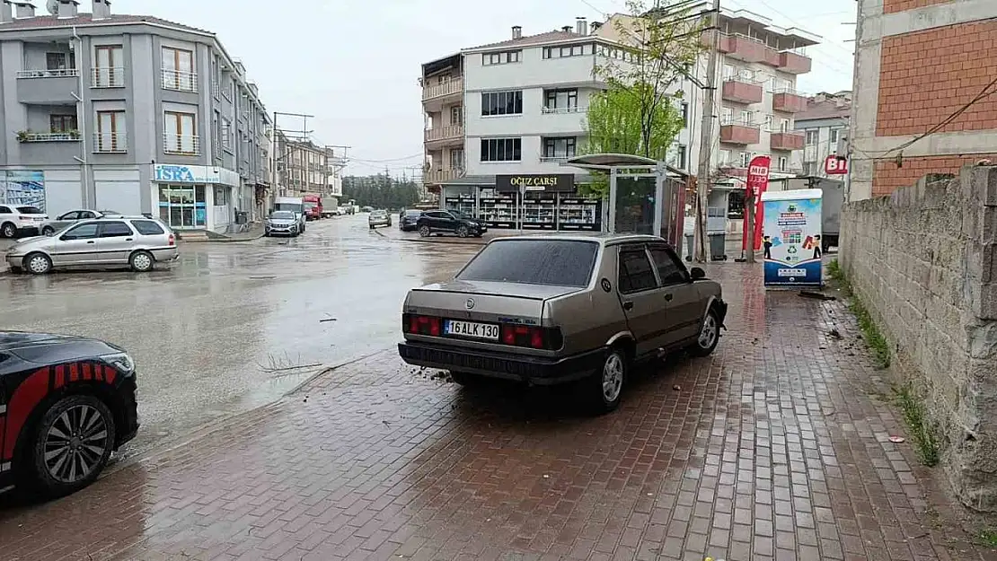'Dur' ihtarına uymayan ehliyetsiz sürücü durağa çarptı