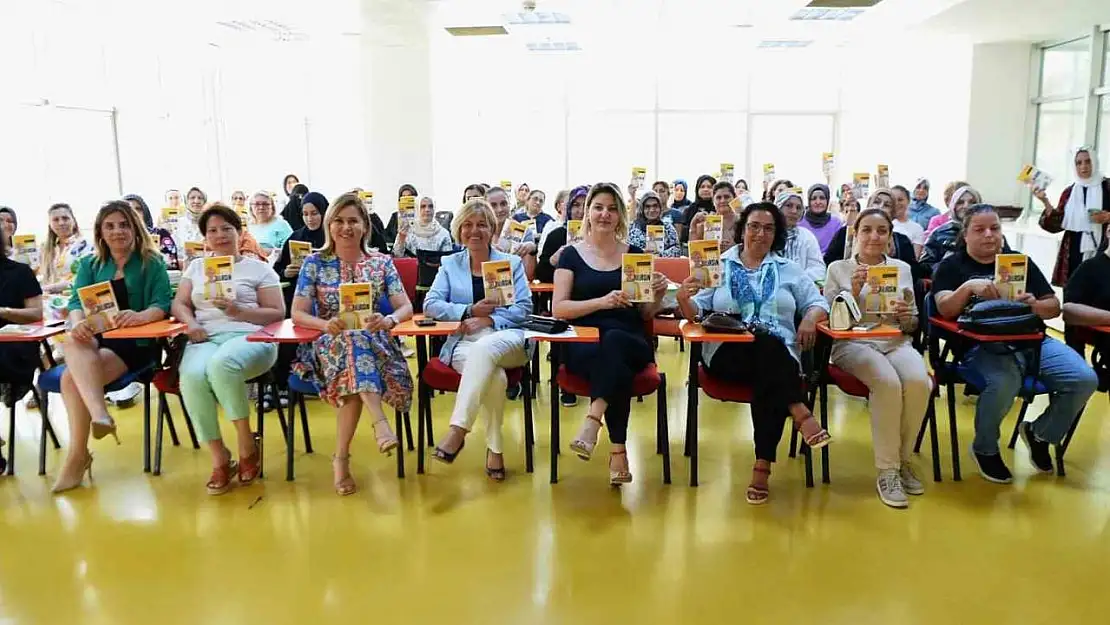 'Kadın Yazarıyla Buluşuyor' projesinde ilk kitap dağıtıldı