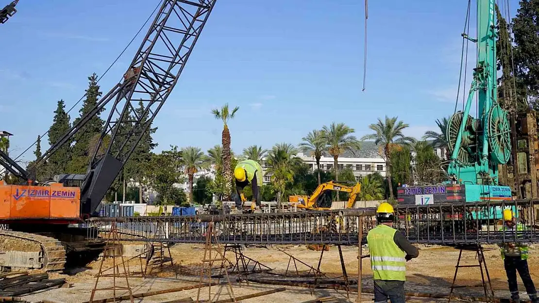 'Kuşadası'nın Kent Meydanı yükseliyor