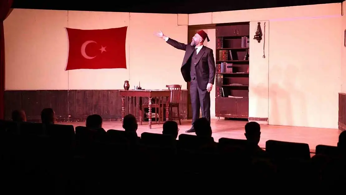 'Şair, Şiir, Şuur' oyunu tiyatroseverler ile buluştu