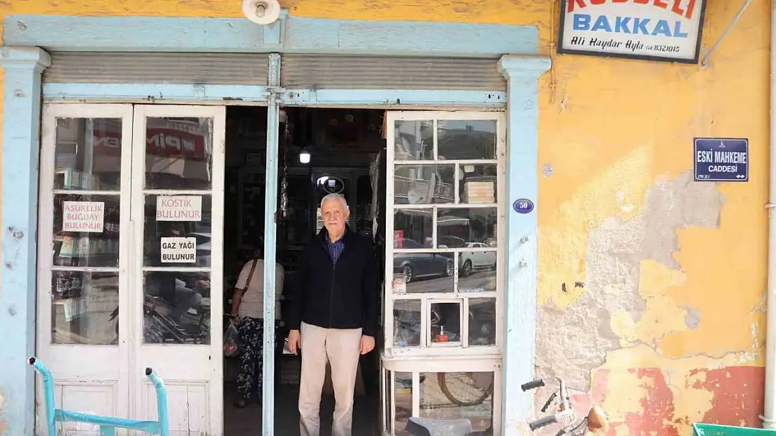 1 asırdır İzmir'de işletiliyor, bu bakkalı görenler tarihe yolculuk yapıyor