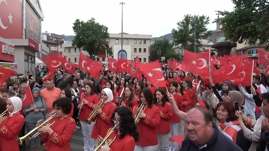 1. Osmangazi Gençlik Yürüyüşü Haluk Levent'in katılımıyla gerçekleştirildi