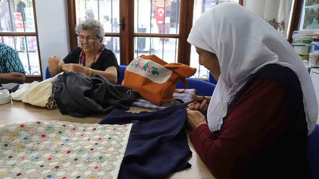 100 Yaş Evi'nde 'Geri Dönüşüm' Atölyesi ile eskiler yenilenerek değerleniyor