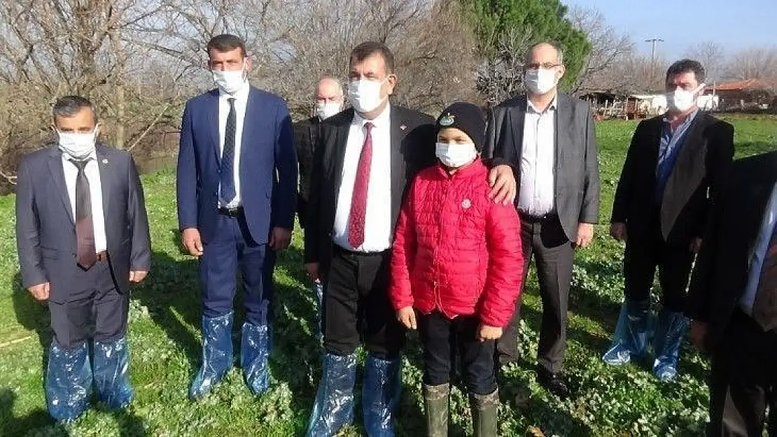 12 yaşındaki çoban Şevki'ye 5 koyun ve tablet hediye eden TÜDKİYEB, bir yıllık okul masraflarını da karşılayacak