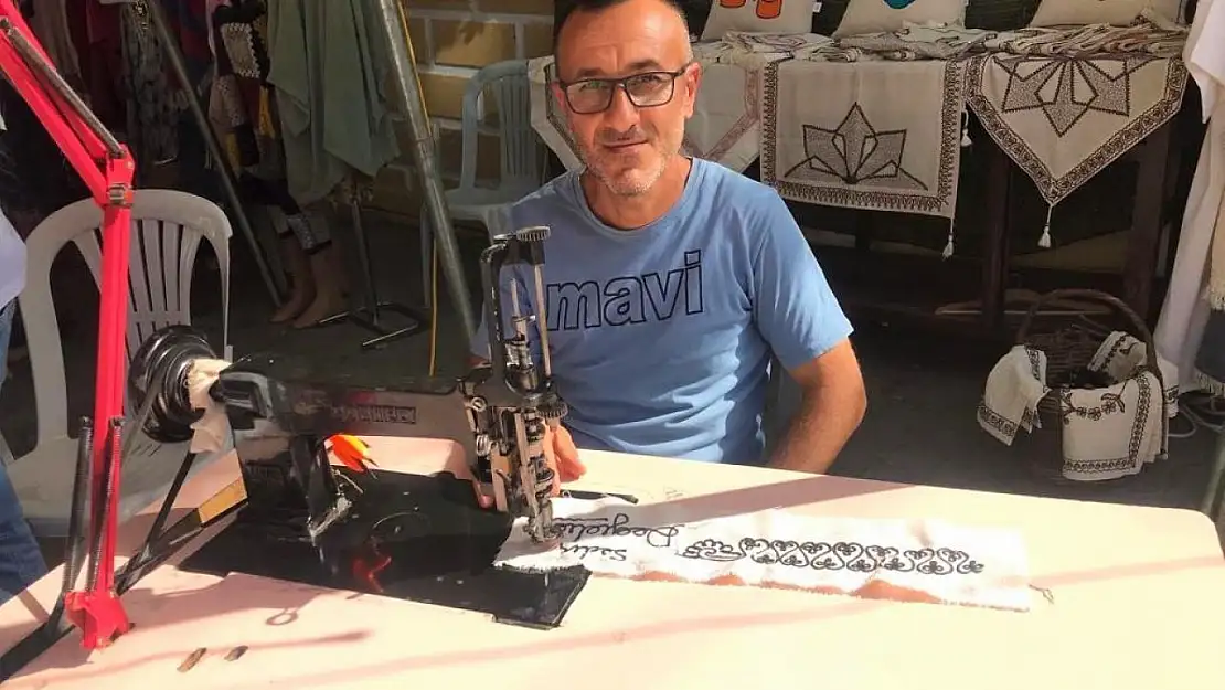 148 yıllık makinasıyla sanatını icra ediyor
