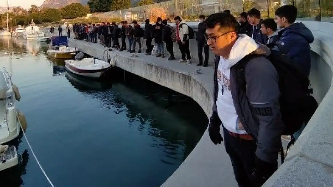 15 metrelik yelkenli tekneden 111 düzensiz göçmen çıktı