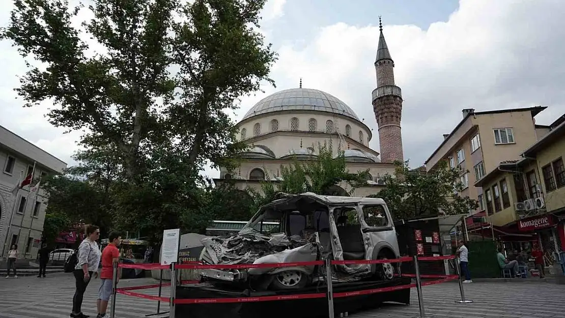 15 Temmuz'da tankın ezdiği araç 15 Temmuz Demokrasi Meydanı'nda sergileniyor