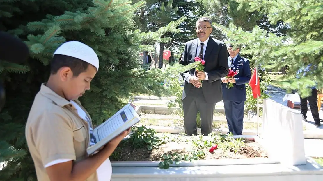 15 Temmuz Demokrasi ve Milli Birlik Günü etkinlikleri şehitlik ziyaretiyle başladı