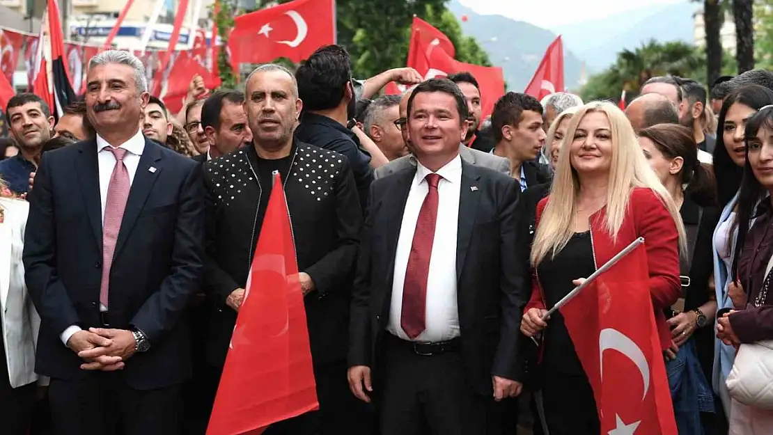 19 Mayıs coşkusu caddelere sığmadı