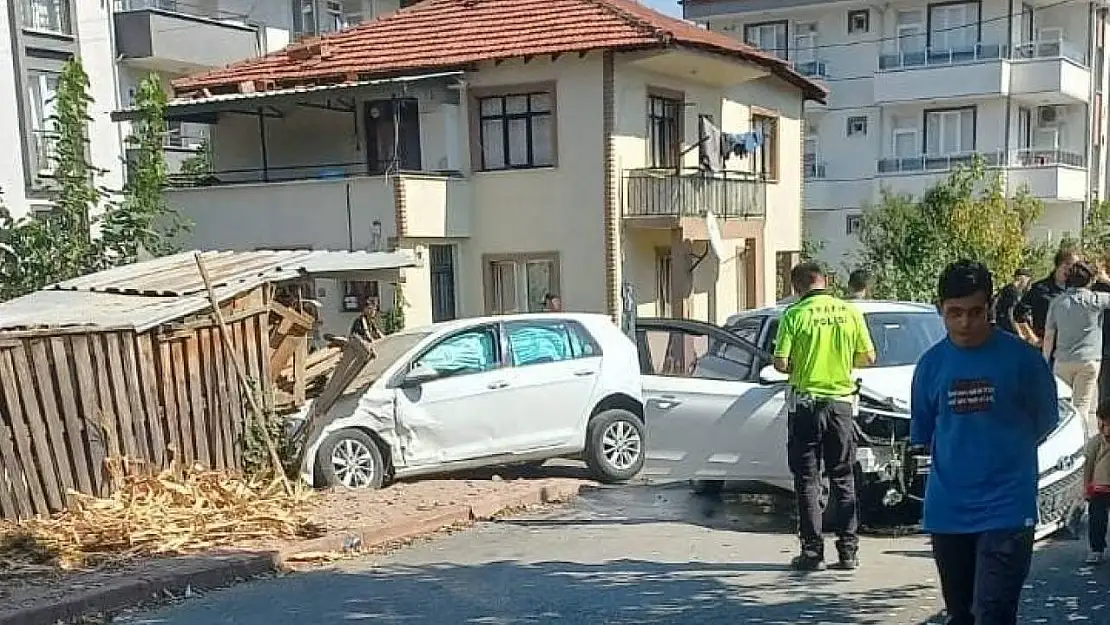 2 otomobil çarpıştı, 4 kişi yaralandı