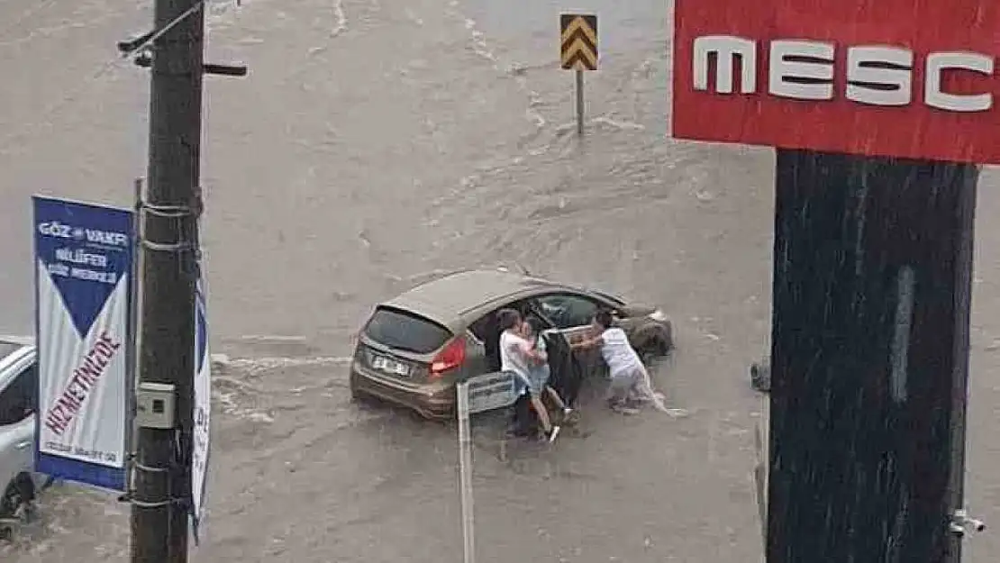 2 saatlik sağanak yağış ve dolu Bursa'da hayatı durma noktasına getirdi