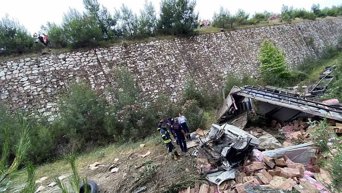 20 metrelik uçuruma düşen kamyonun sürücüsü öldü