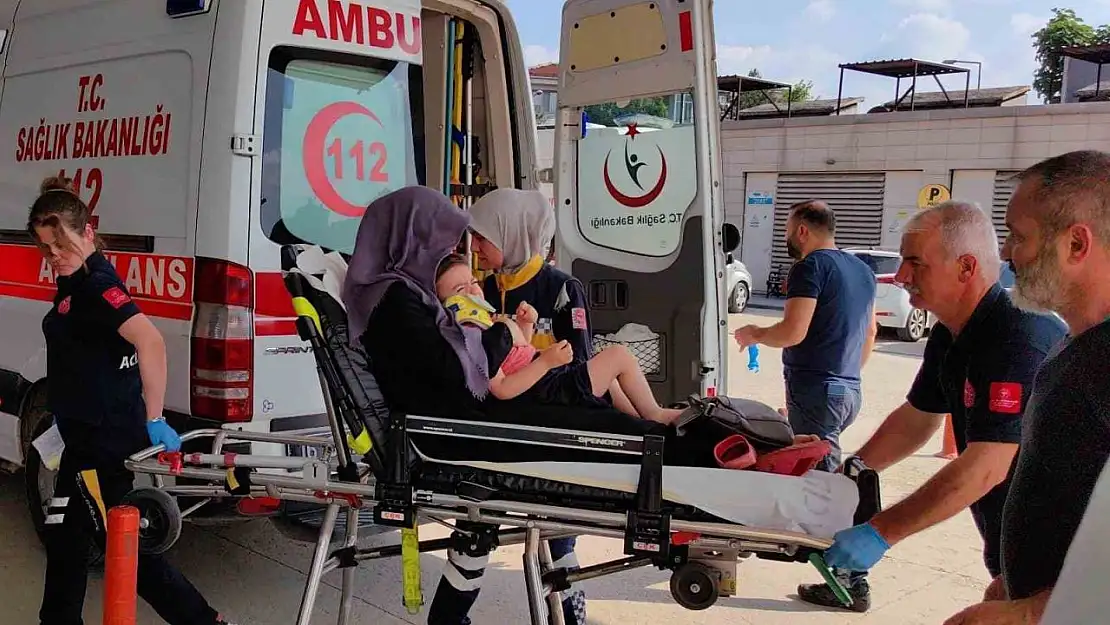 3. kattan düşen çocuk annesinin kucağında hastaneye getirildi