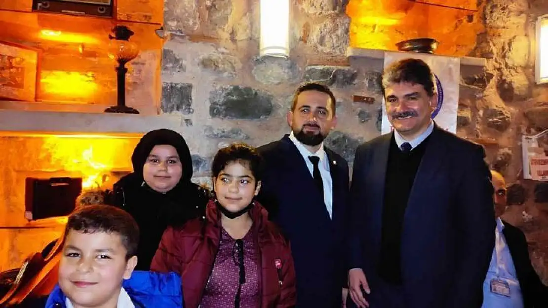 300 yetimin yüzünü güldüren imza günü