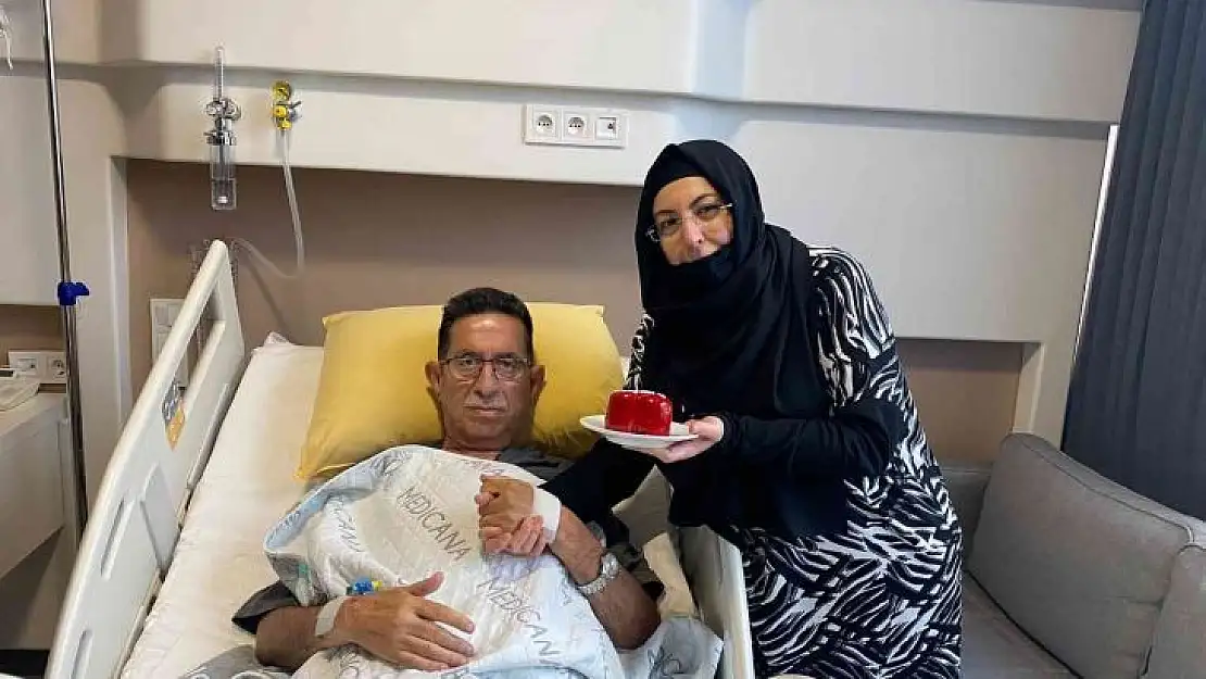 36 yıllık evli çift, hastane odasında ilk defa Sevgililer Günü pastası kesti