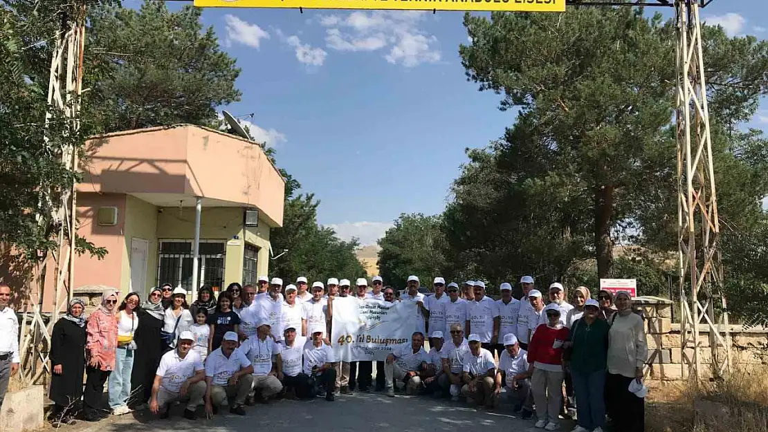 40 yıl sonra mezun oldukları lisede buluştular