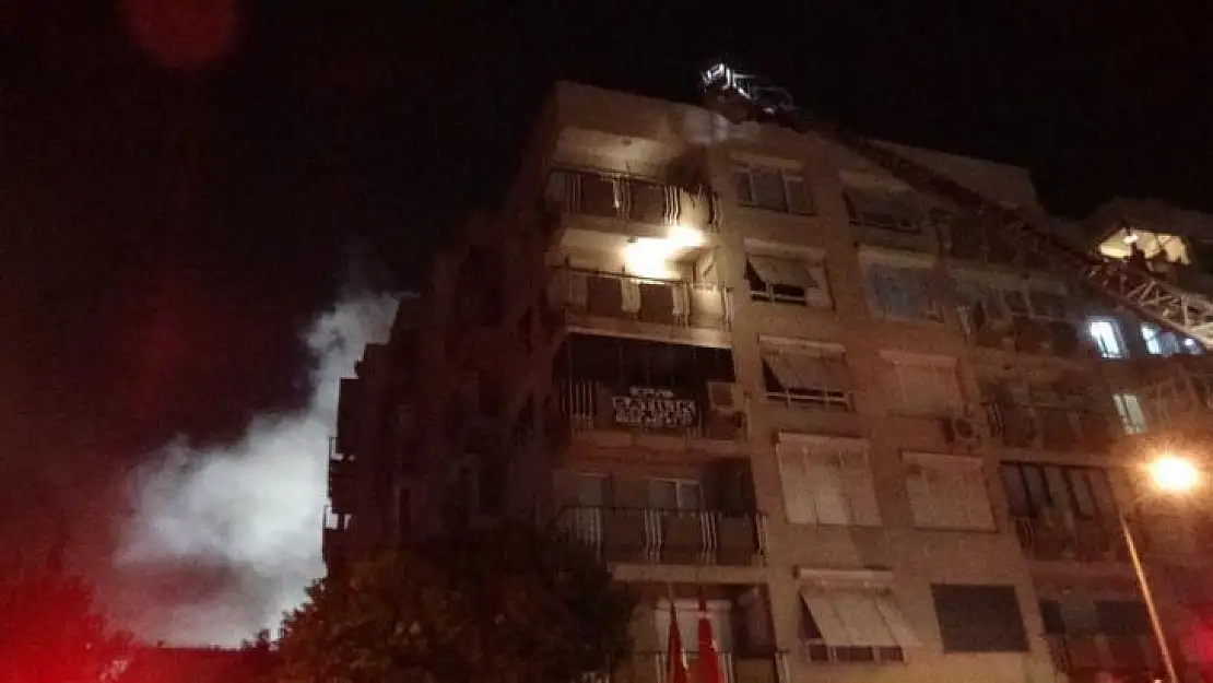 5 katlı binada çatı yangını çıktı, Gürsel Aksel Stadı duman altında kaldı