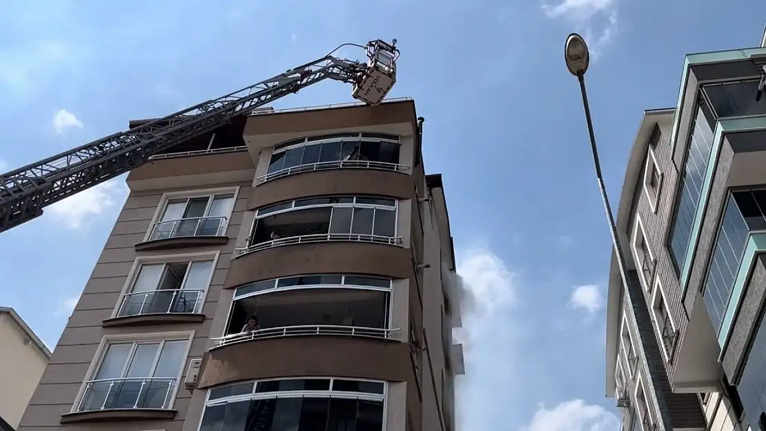 5 katlı binanın zemin katında çıkan yangın panik dolu anlar yaşattı