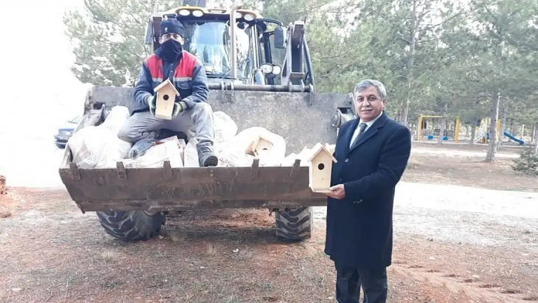 50 adet kuş evi ağaçlara bırakıldı
