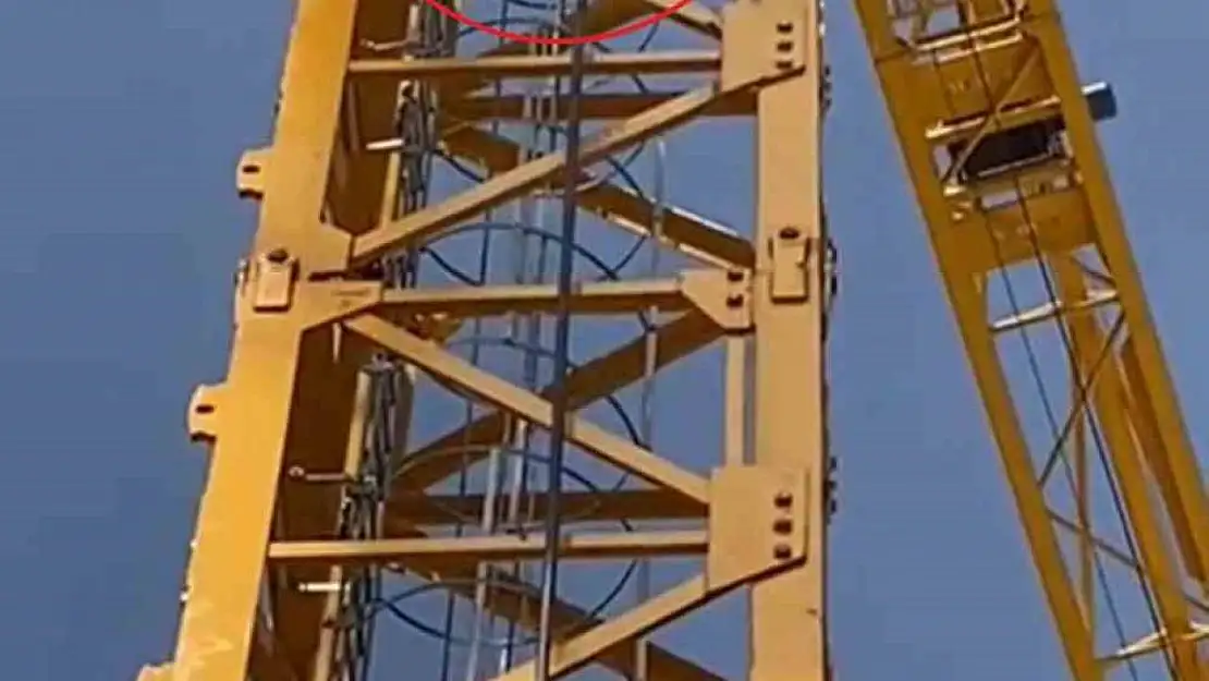50 metrelik kule vinçte hayat kurtaran operasyon kamerada