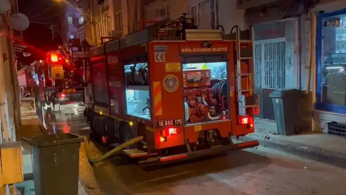 6 katlı binanın giriş katı alev alev yandı: 1 kişi dumandan etkilendi