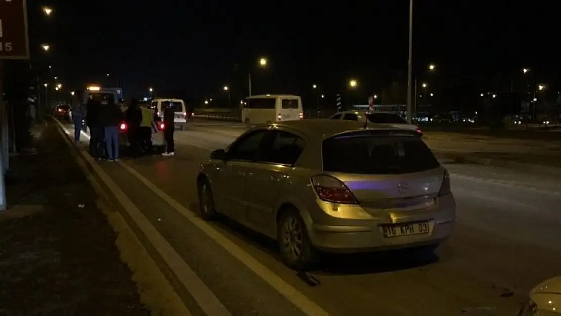 6 otomobil ve bir ambulans birbirine girdi