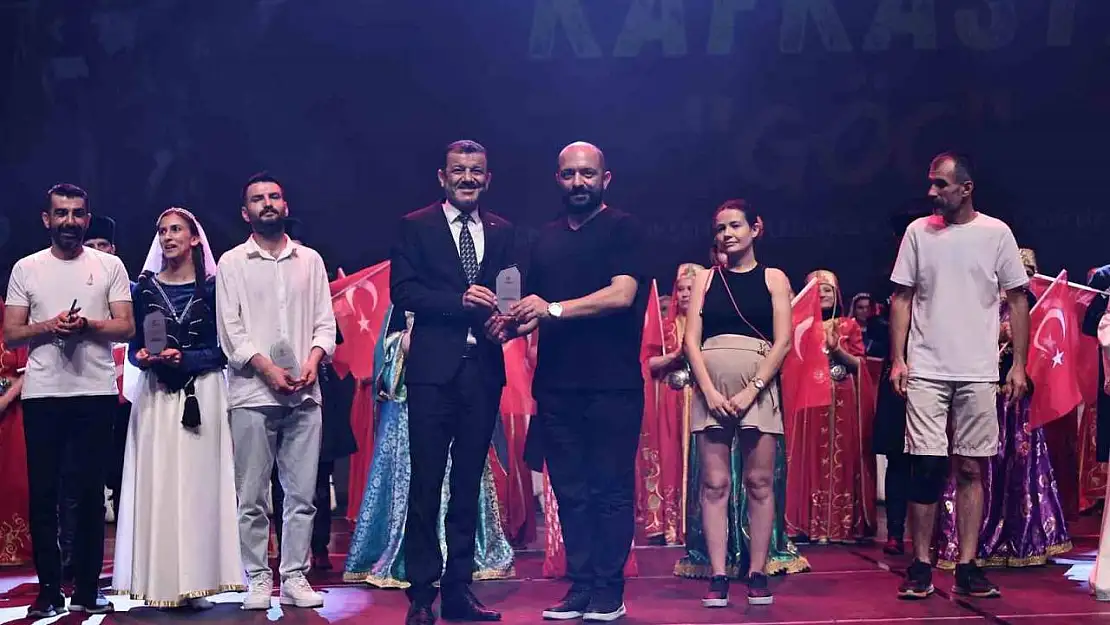 60 halk dansçısı Kafkas göçünü Denizli'de anlattı