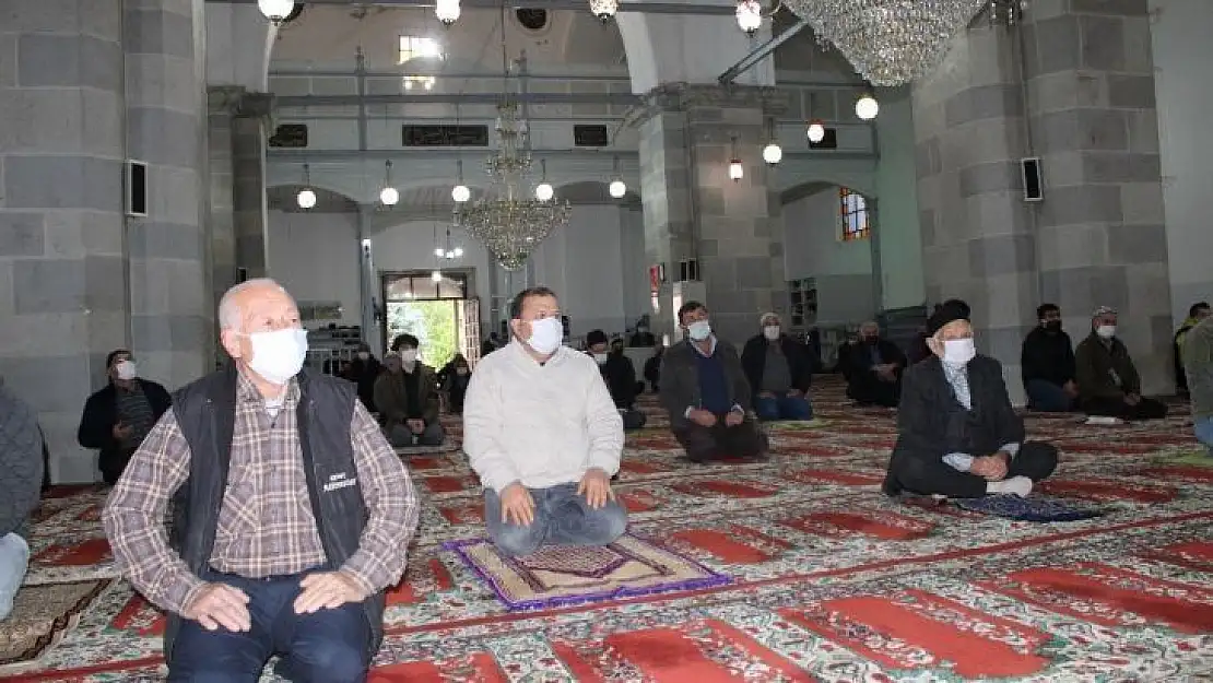 622 yıllık tarihi Bergama Ulu Camii'nde yeni yılın ilk cuma namazı