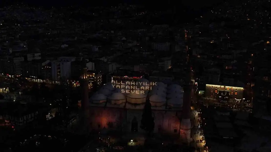 626 yıllık Ulu Cami'ye Ramazan mahyası asıldı...İlk mesajda iyilik vurgusu