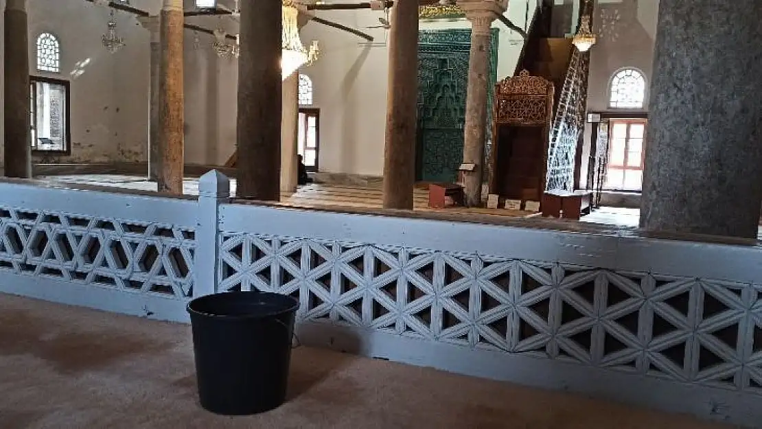 700 yıllık camide, yağmura karşı 'kovalı çözüm'