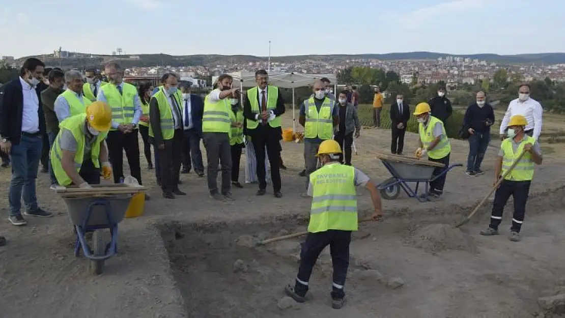 8 bin yıllık geçmişe ışık tutacak Tavşanlı Höyük'te ilk kazı başladı