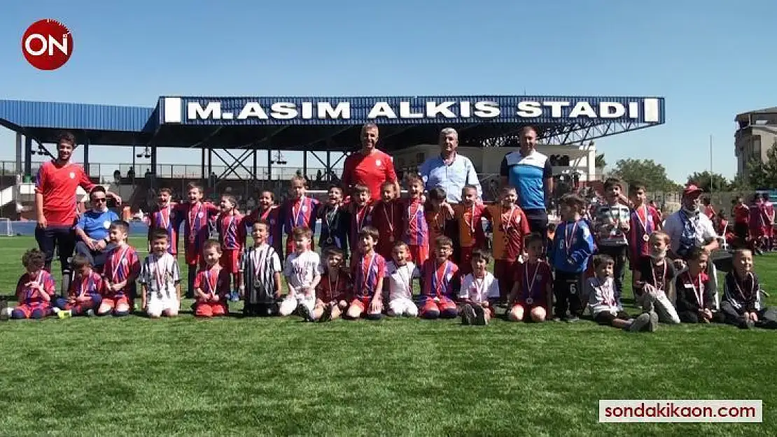800 minik kozlarını yeşil sahada paylaştı