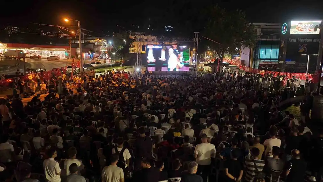 A Milli Futbol Takımı Almanya'da, Bursalılar meydanlarda coşku yaşadı