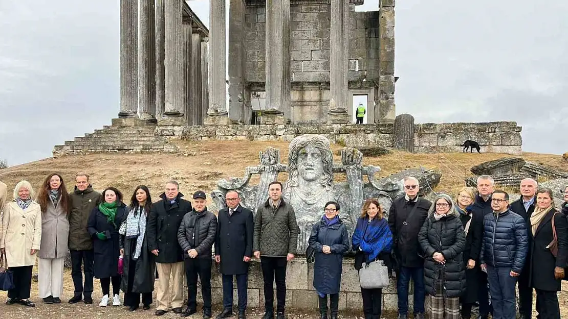 AB büyükelçileri, Çavdarhisar Aizanoi Antik Kenti'ni gezdi