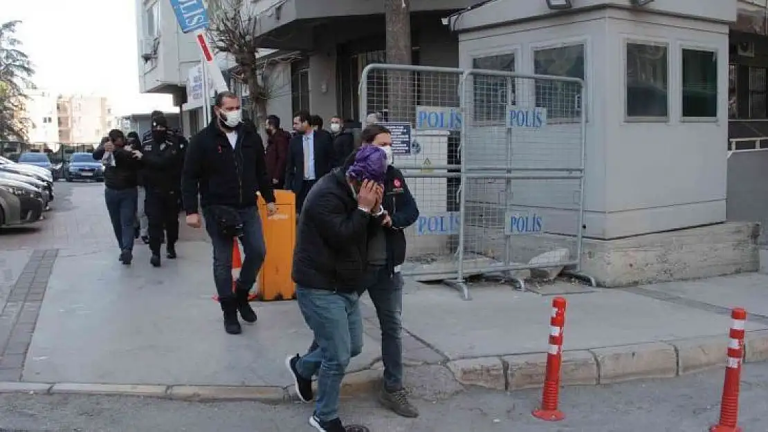 Adliyeye sevk edilen 'torbacı' yüzünü 'torba' ile kapattı