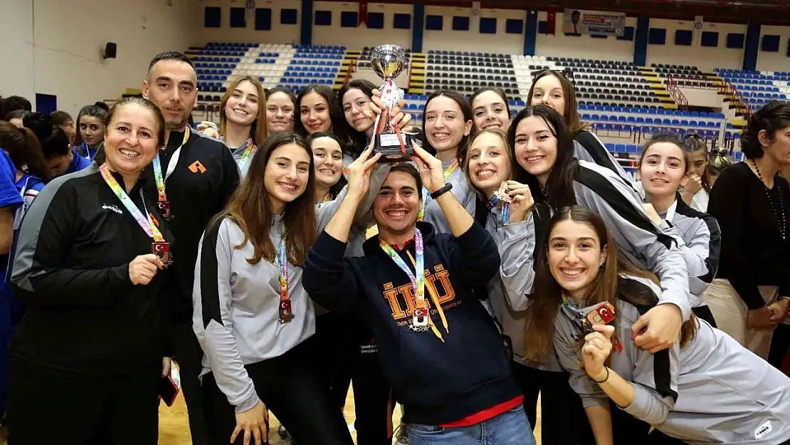 ADÜ, voleybol turnuvasında ödülleri topladı