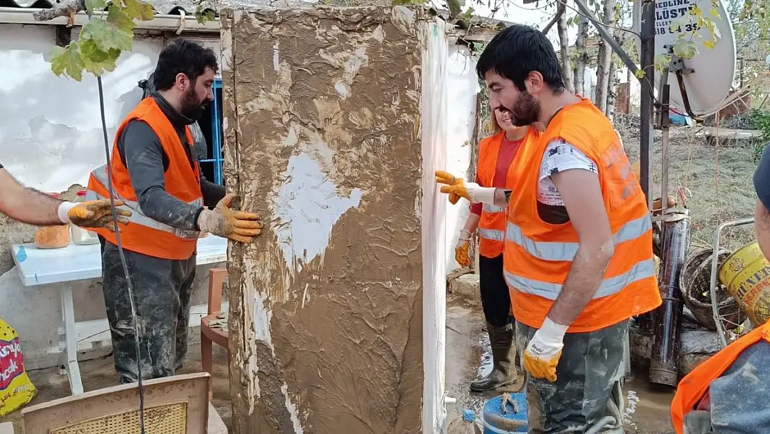 AFAD gönüllüleri selden etkilenen bölgelerde yaraları sarıyor