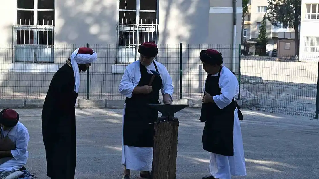 Ahilik teşkilatına girmeye hak kazanan çıraklar şedlerini kuşandı